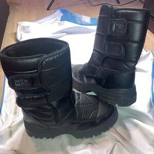 Black snow boots
